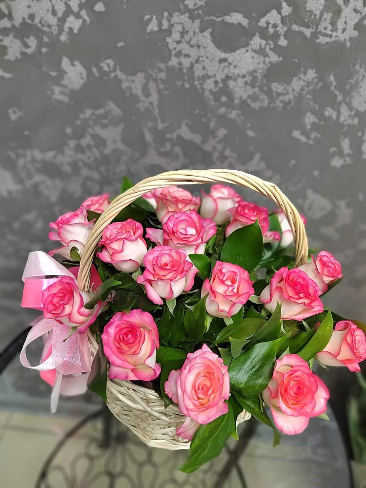 Цветочная композиция из Розы в корзине в Малых Ягурах