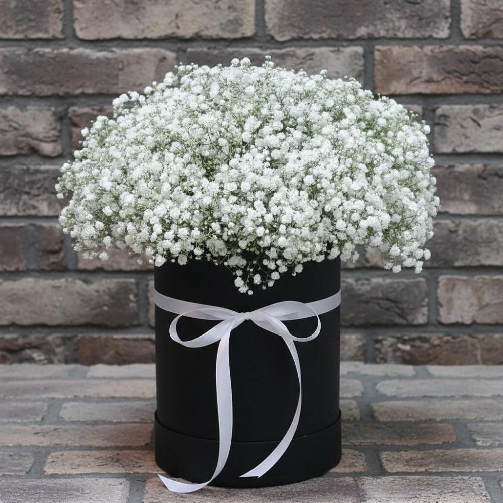 Цветочная композиция из Гипсофила в шляпной коробке в Малых Ягурах