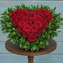 Цветочная композиция из Розы в виде сердца в Малых Ягурах