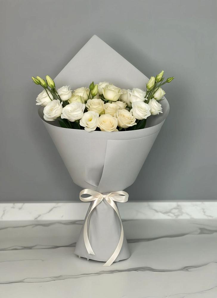 Букет цветов из: Розы и Лизиантусы в Малых Ягурах