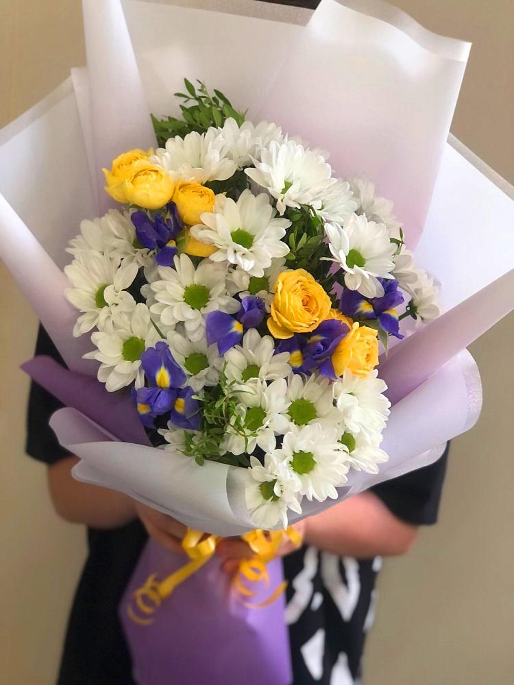 Букет цветов из: Ирисы, Хризантемы и Розы в Малых Ягурах