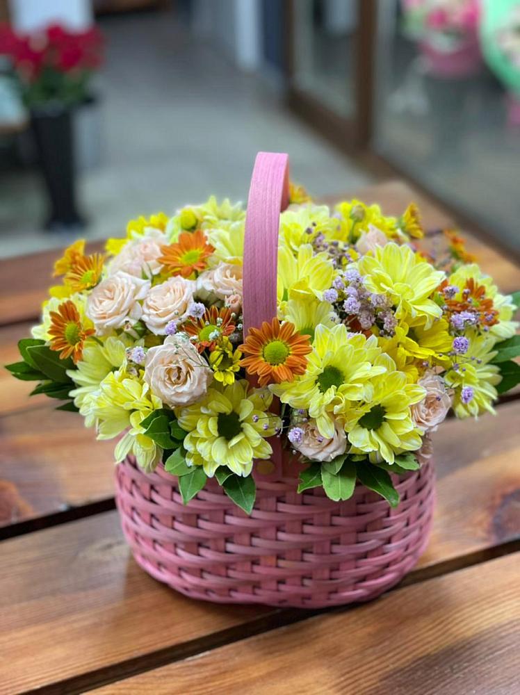 Цветочная композиция из Хризантемы и Розы в корзине в Малых Ягурах