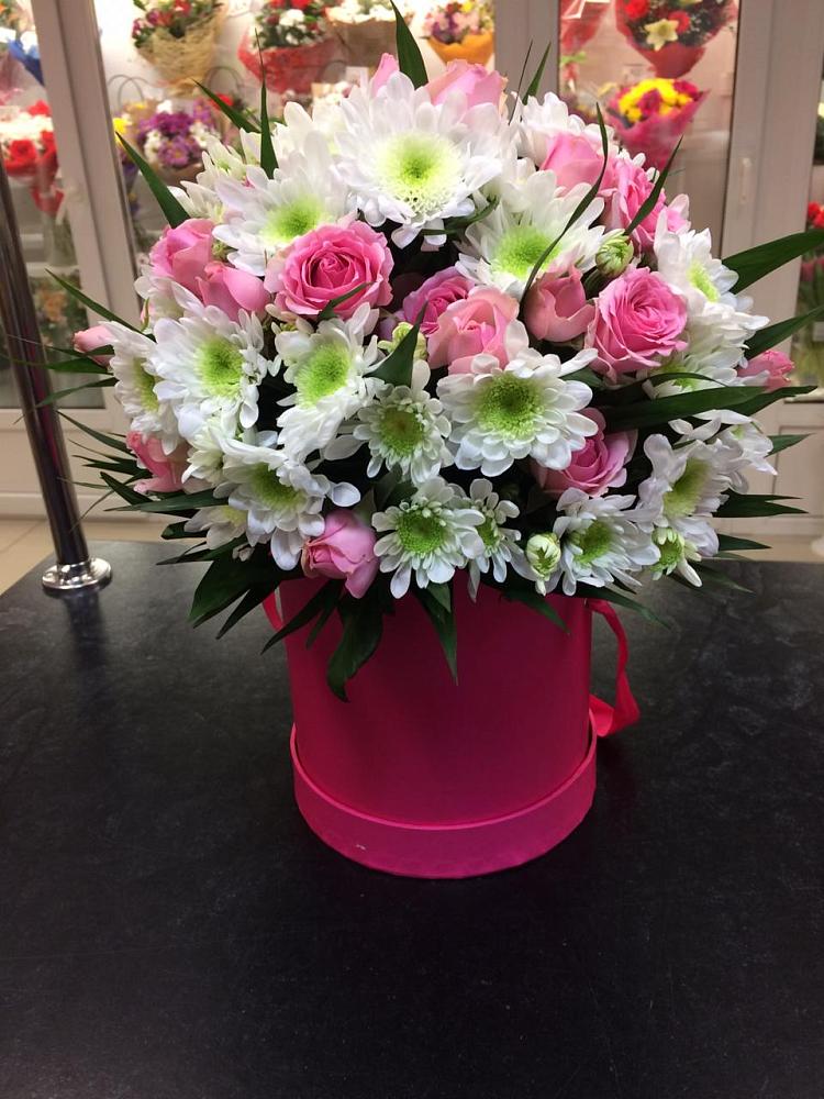 Цветочная композиция из Розы и Хризантемы в шляпной коробке в Малых Ягурах