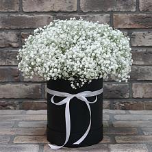 Цветочная композиция из Гипсофила в шляпной коробке в Малых Ягурах