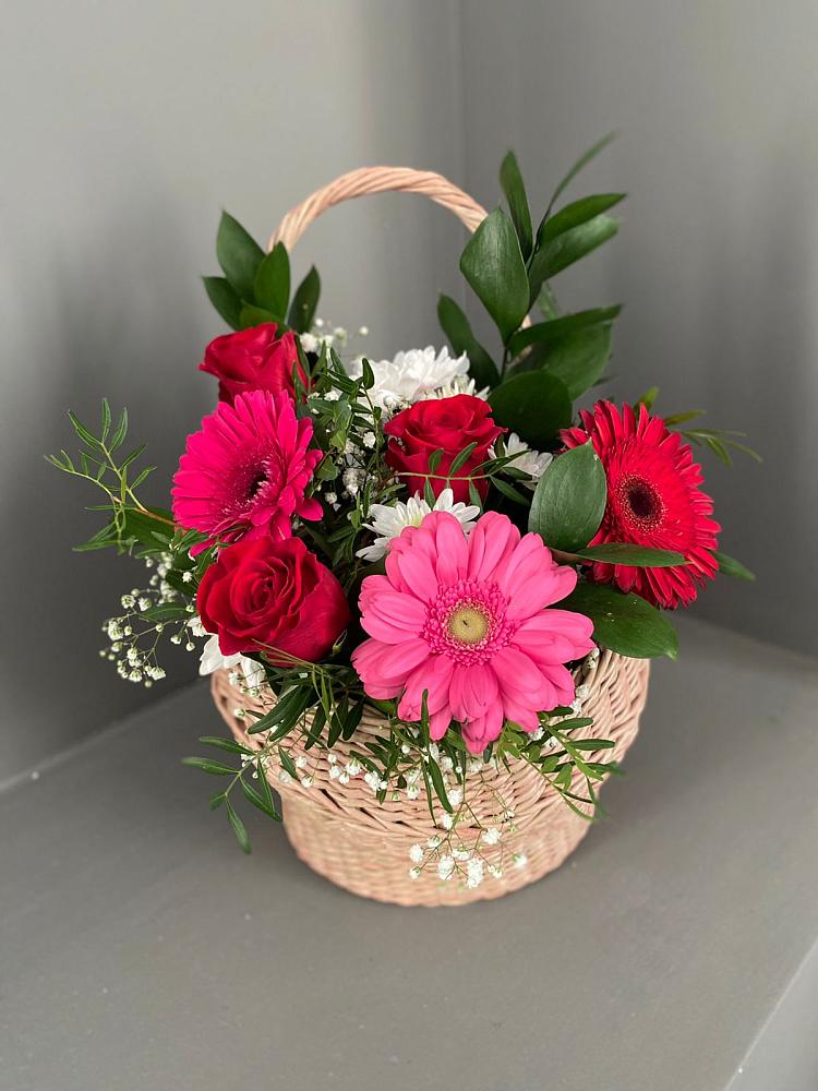 Цветочная композиция из Розы, Хризантемы и Герберы в корзине в Малых Ягурах