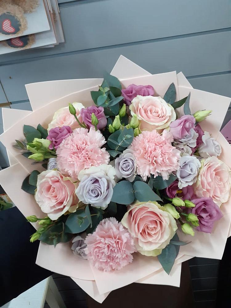 Букет цветов из: Розы, Гвоздики и Лизиантусы в Малых Ягурах