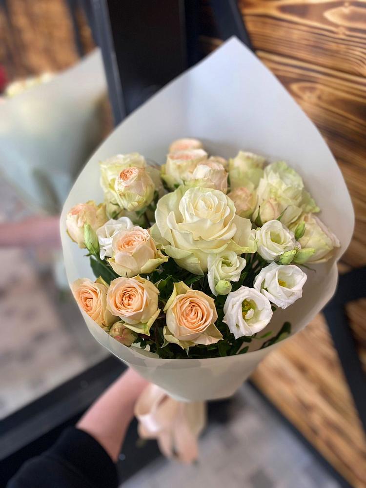 Букет цветов из: Розы и Лизиантусы в Малых Ягурах